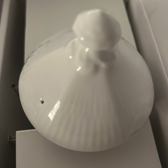 Royal Copenhagen White Fluted Full Lace Teapot 100 CL - Picture 6 of 12